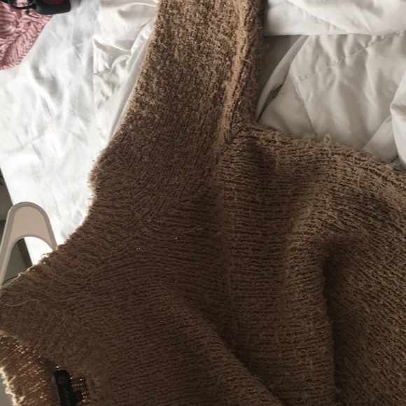 Cold shoulder sweater - Picture 2 of 4